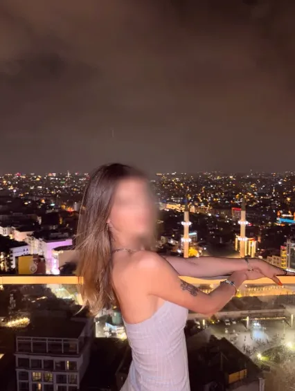 Laura, 27